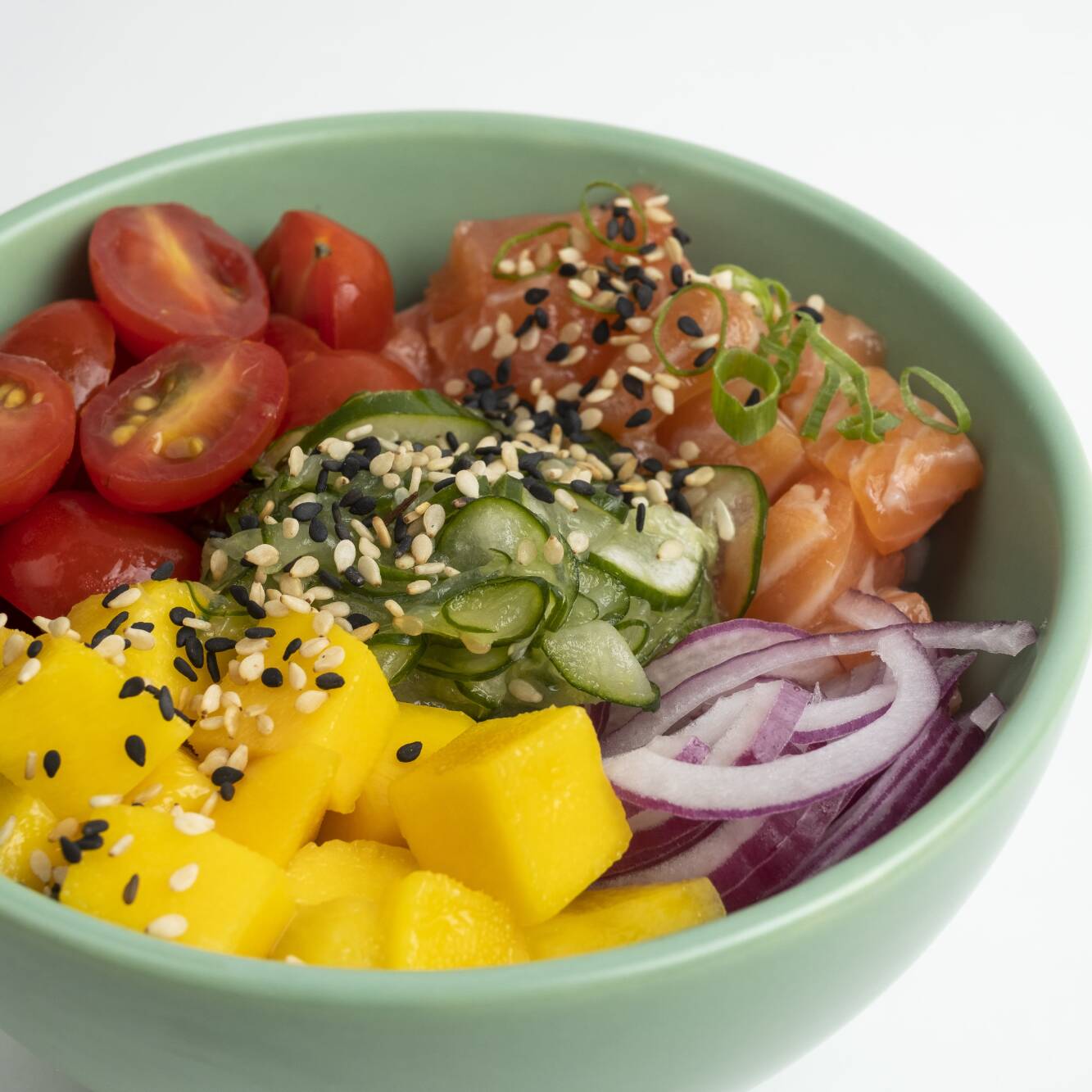 280gr - Arroz Japonês, Salmão, Manga Tommy, Tomate Cereja, Sunomono, Cebola Roxa, Gergelim Misto e Cebolinha.
