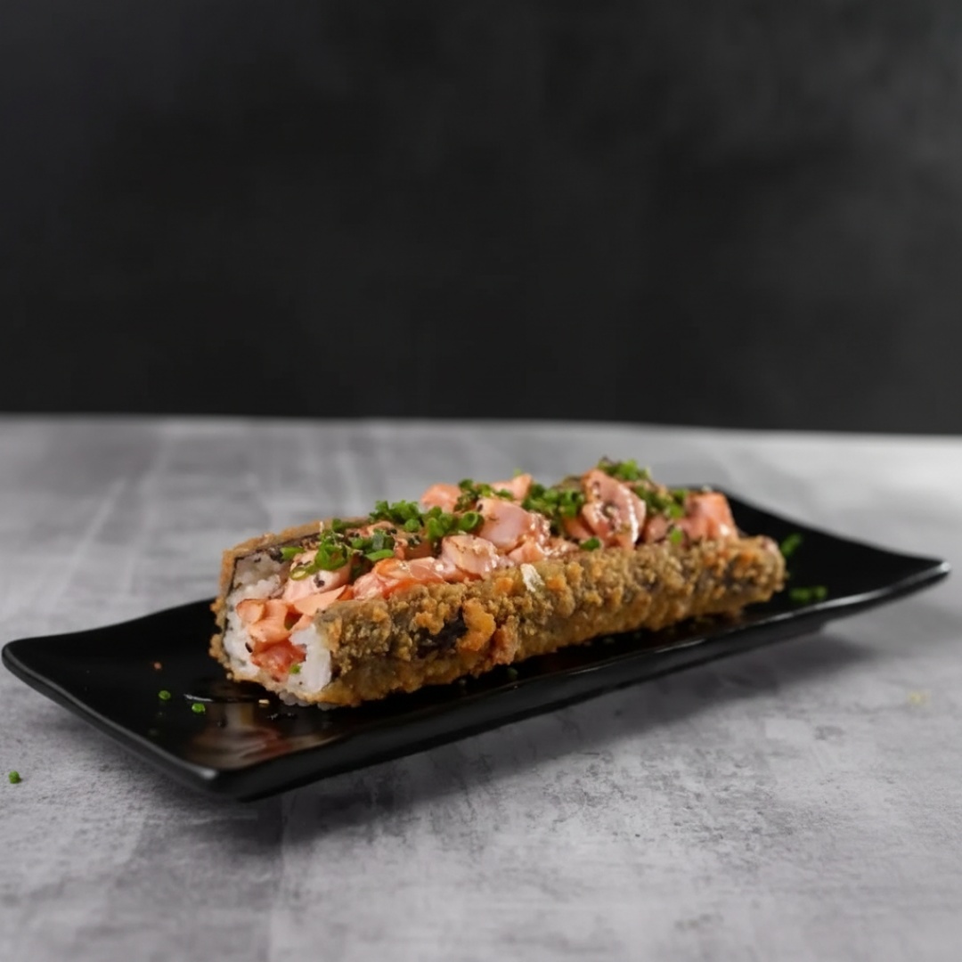 Makimono de arroz recheado com cubos de salmão maçaricados, molho teriyaki e cebolinha. Uma mistura de sabores que encanta o paladar com sua sofisticação.