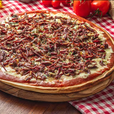 Base de molho artesanal e mussarela; Carne Seca desfiada, azeitonas, cebola e orégano. | 35cm