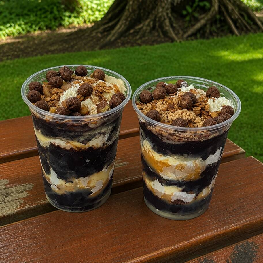 Para dividir com o crush ou com quem fecha todas com você! Nosso combo traz 2 copos de 400ml cheios de puro frescor tropical. Escolha seus complementos e venha surfar nessa explosão de sabor que é a cara do verão. Para a sua experiência ser perfeita, os cremes são montados dentro do copo, junto com o açaí. Já o adicional de Nutella vai à parte, para você derramar à vontade! A fruta escolhida vai em todos os copos.