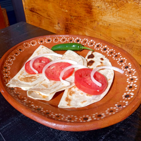 3 Quesadillas + Agua de Jamaica