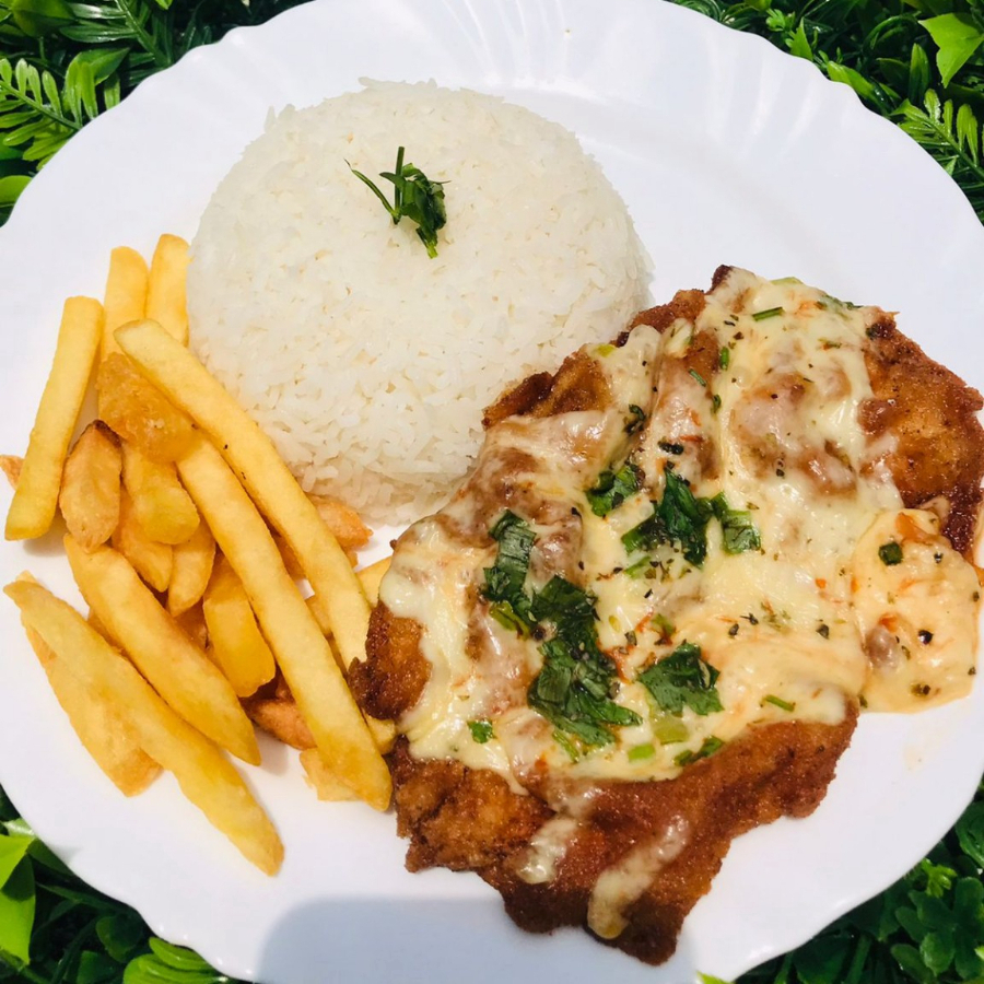 Filé de frango a parmegiana com batata frita arroz feijão farofa e salada + guaraná natural