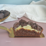 Tortinha com base amanteigada de biscoito de chocolate, camada generosa de creme crocante de Ovomaltine, brigadeiro branco cremoso e finalizada com rocks crocantes. A Cake Shot não altera e/ou adiciona ingredientes aos produtos já formulados. Escrevemos bilhetes Apenas na compra do mesmo que está disponível no começo do cardápio. Ovomaltine - Torta de chocolate - Brigadeiro branco - Creme de Ovomaltine- Tortinha de Ovomaltine