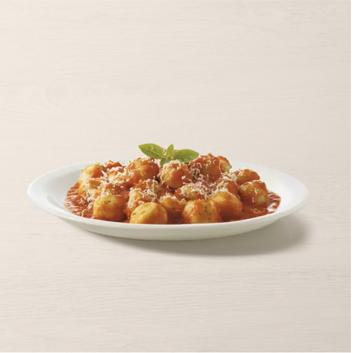 Massa feita com batata e coberta por molho feito com tomates frescos.