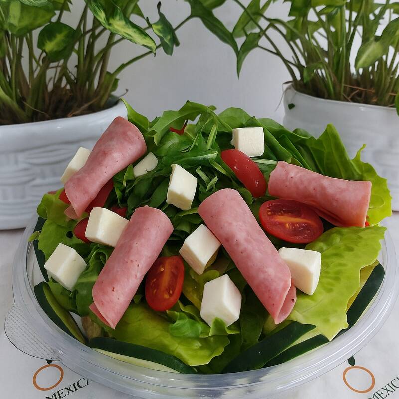 Ensalada Mediterránea Grande con Jamón y Queso