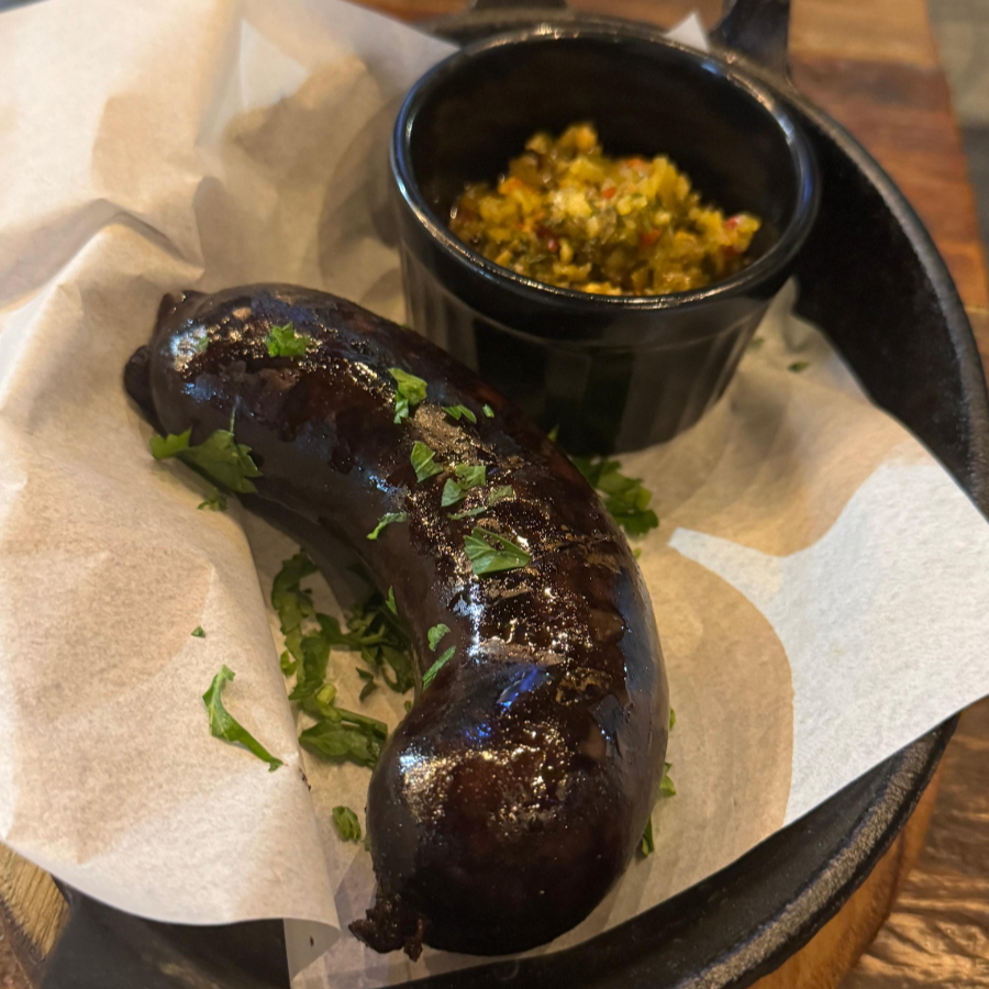 Acompanha nosso chimichurri artesanal. feita como manda a tradição das autênticas parrillas de buenos aires! nossa morcilla surpreende pelo sabor equilibrado e textura incrivelmente macia. um clássico argentino indispensável, perfeito para petiscar ou para acompanhar seu churrasco. sinta a autenticidade em cada mordida.