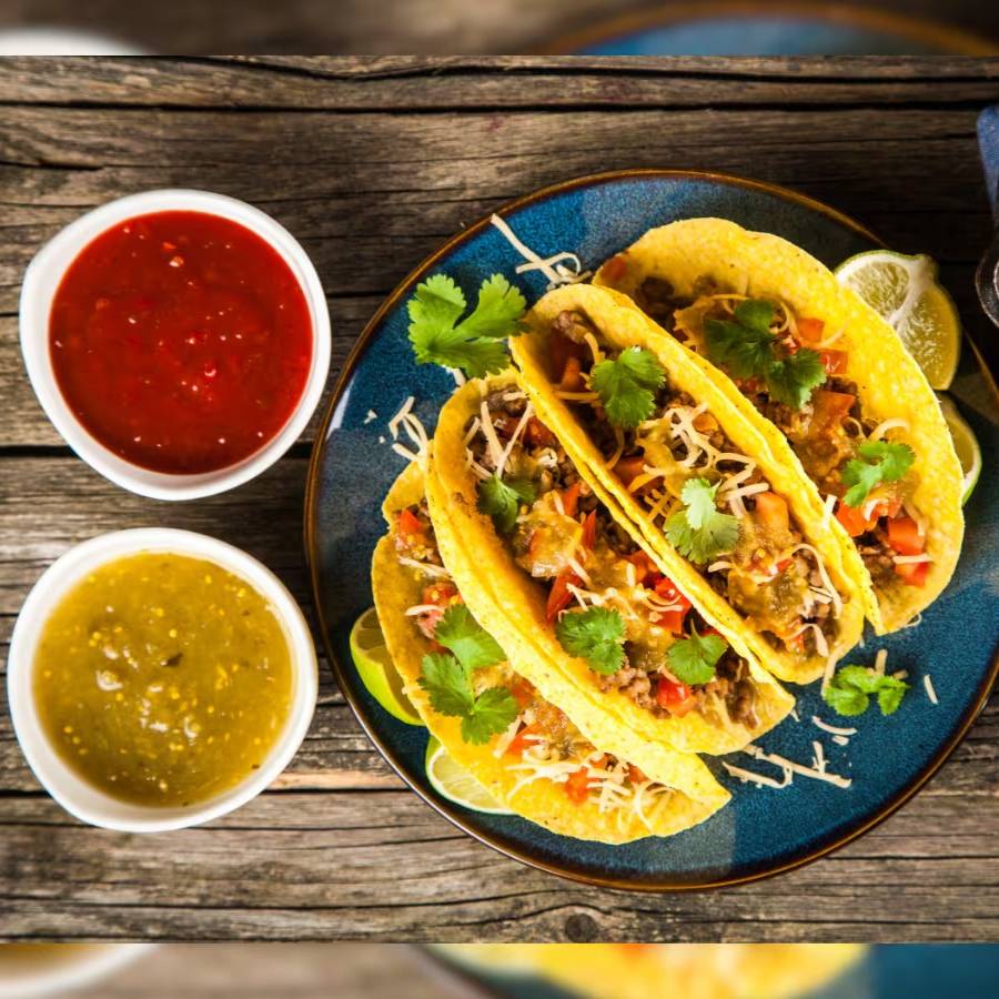 Nossos deliciosos tacos, agora para você montar na sua casa. São 8 casquinhas de tacos, 300g de alface, 250g de queijo, 100g de frijoles refritos e 360g do recheio principal.