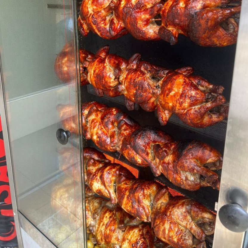 nosso frango assado (marinado e bem temperado) suculencia e sabor peso variavel enviamos ja cortado.