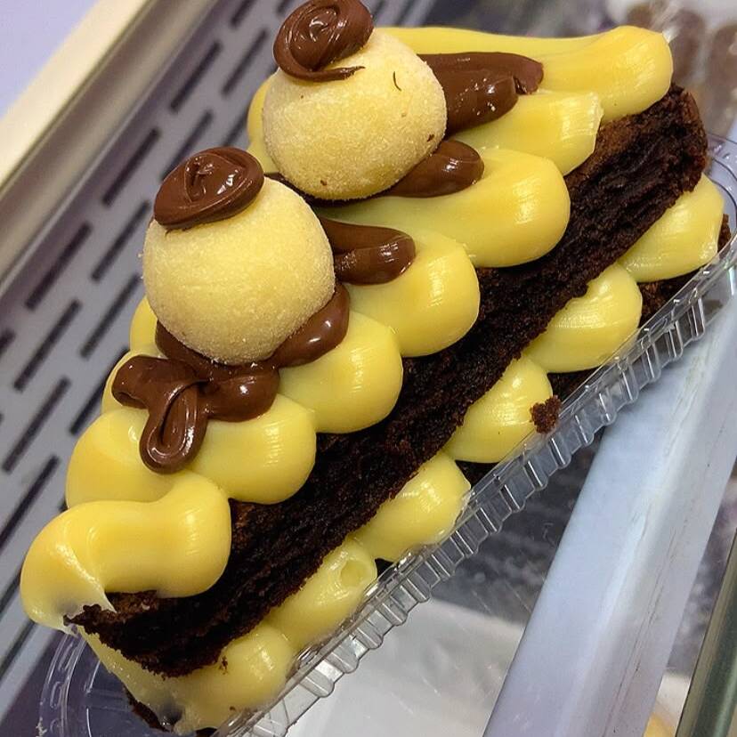 2 camadas generosa de brownie, recheada com duas camadas do nosso brigadeiro de ninho cremoso, finalizado com nutella (original) e com 2 brigadeiros de ninho com nutella.
