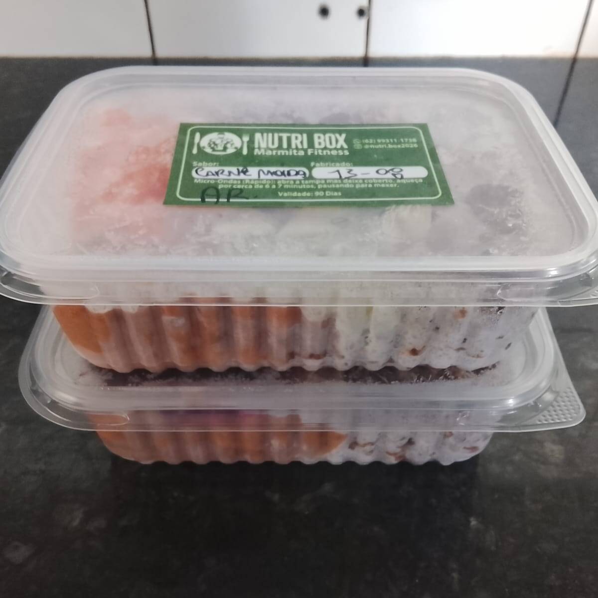Padrão de cada refeição : 130 gramas de proteína , 120 gramas de arroz ou cabotiá, 60 gramas de feijão, 70 gramas de legumes.
Refeição congelada.
Preparação : 6 minutos no microondas ou no banho maria.
Validade: 90 dias (3 meses)