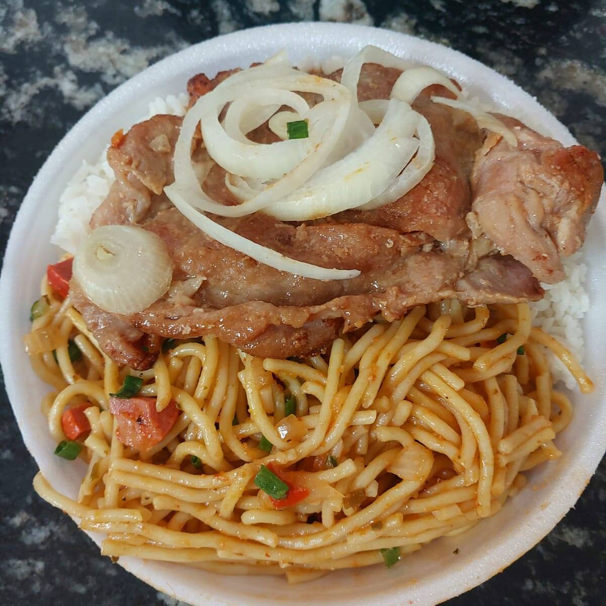 Arroz, feijão, macarrão, bife de porco acebolado, e batata frita.