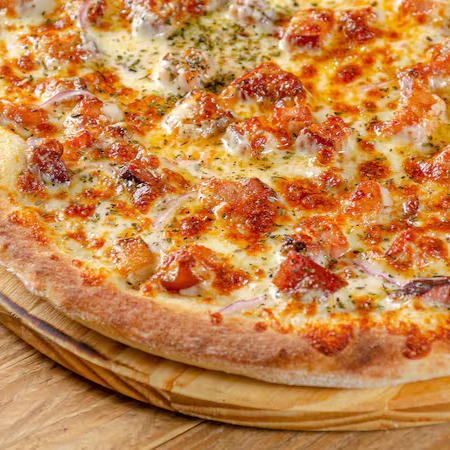 Massa da casa, banhada ao nosso delicioso molho de tomate. Bacon fatiado em pedacinhos suculentos, casando perfeitamente com o sabor de uma generosa porção de queijo muçarela. Para finalizar, uma leve porção de cebola roxa fatiada, com uma pitada de orégano por cima de toda pizza.