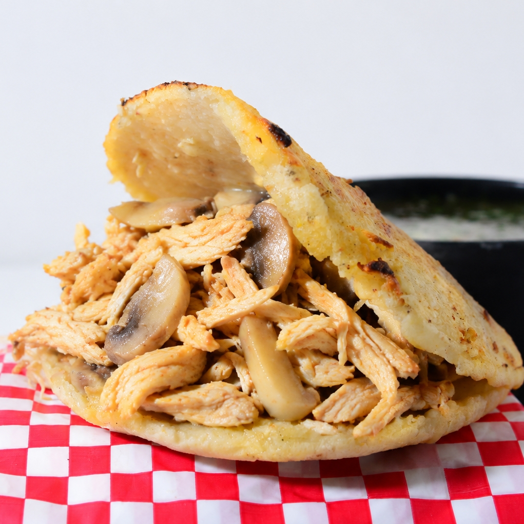 Arepa Pollo y Champiñón