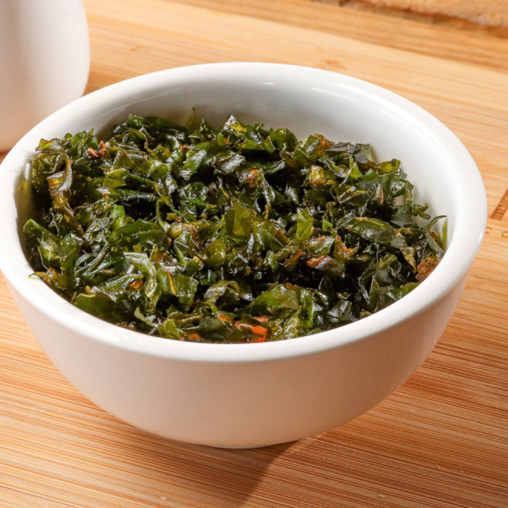 Arroz temperado, salmão cru ou grelhado com cream cheese, crispy couve, cebolinha e gergelim.