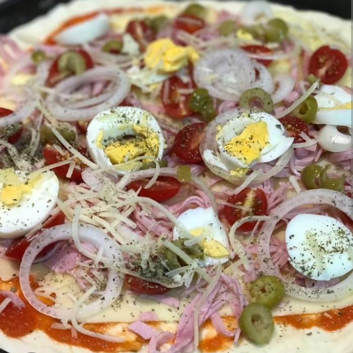 molho , mussarela , presunto , tomate , ovo , pimentao, cebola e oregano