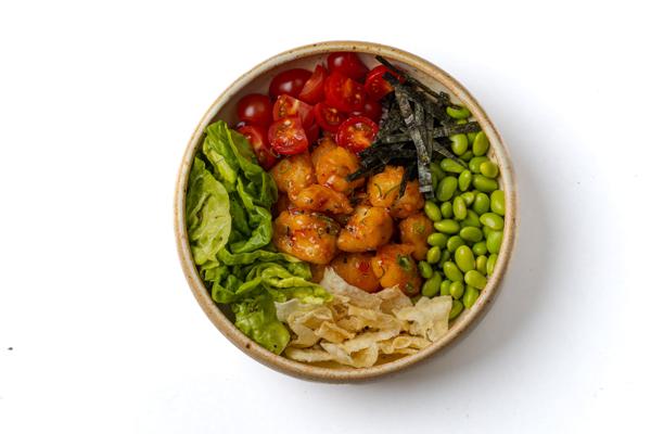 120g de Frango Crunchy, base (recomendamos arroz shari e molho tarê), tomate cereja, edamame, romana baby, nori fatiado e chips de massa guioza.