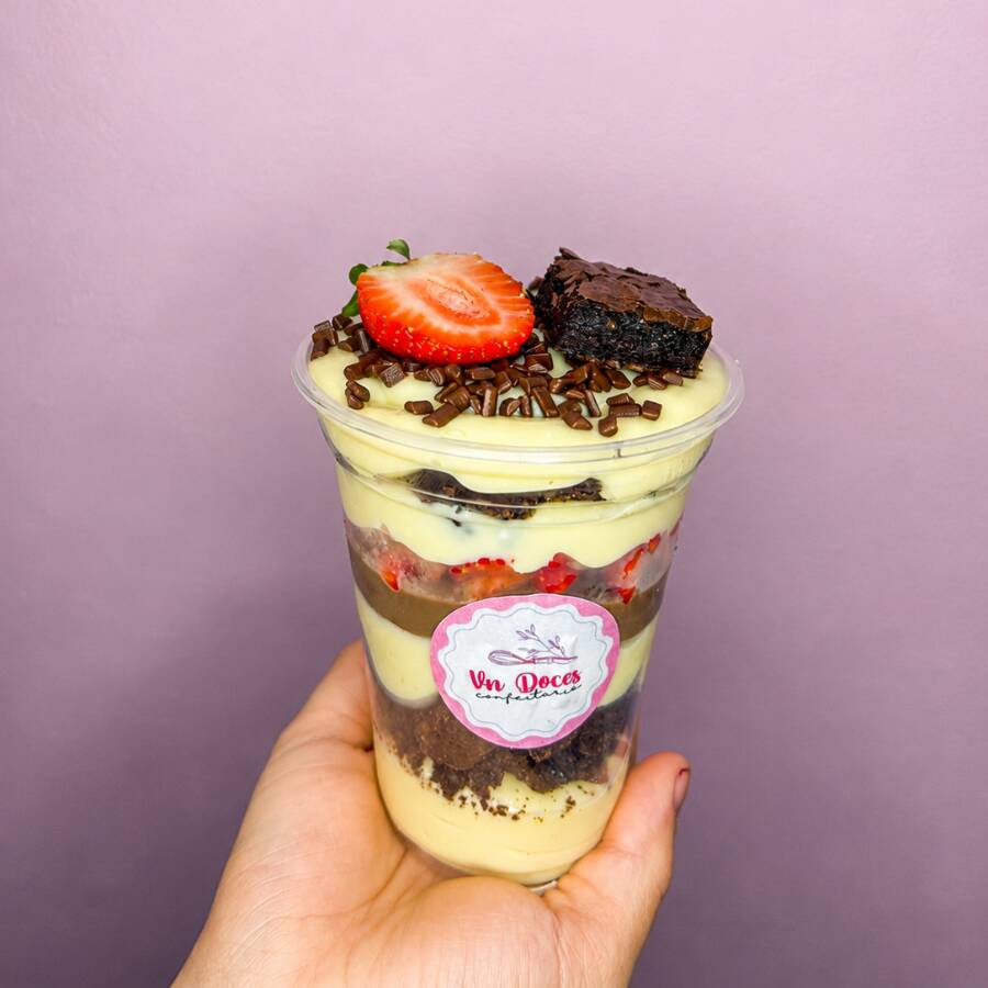 creme de ninho, brownie, pedaços de morangos e chocolate