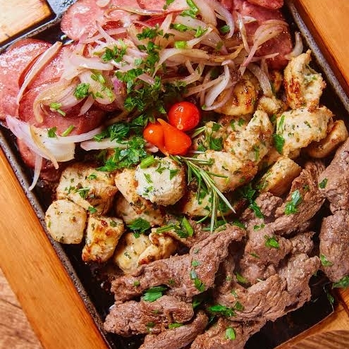 Acompanha: Arroz / Feijão de Caldo / Salada / Farofa