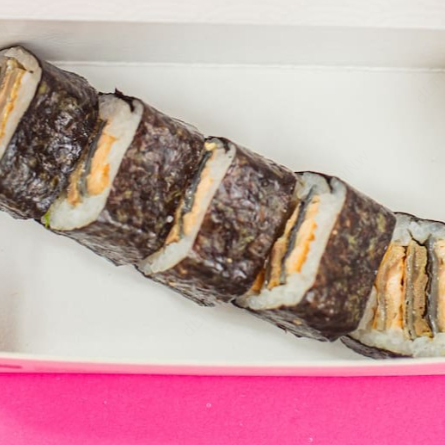 Enrolado de pele de salmão grelhada, arroz japones e alga.