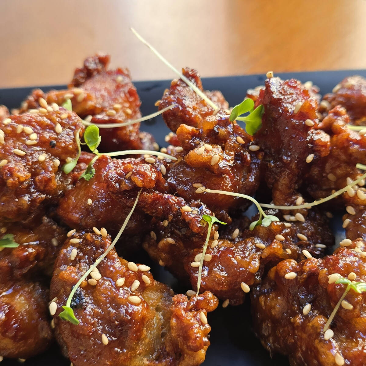 Frango frito crocante, caramelizado com molho agridoce de gochujang, alho e gergelim. Uma explosão de sabor com toque levemente picante.