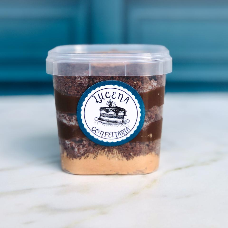 Nosso Bolo de Pote de Chocolate contém uma Massa de Chocolate bem Molhadinha, com um Recheio de Chocolate 50%