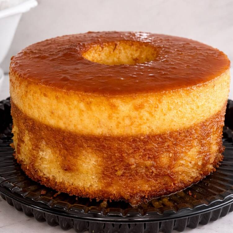 Bolo médio bolo pudim, combinação perfeita de bolo fofinho com pudim cremoso, finalizado com calda caramelizada.
