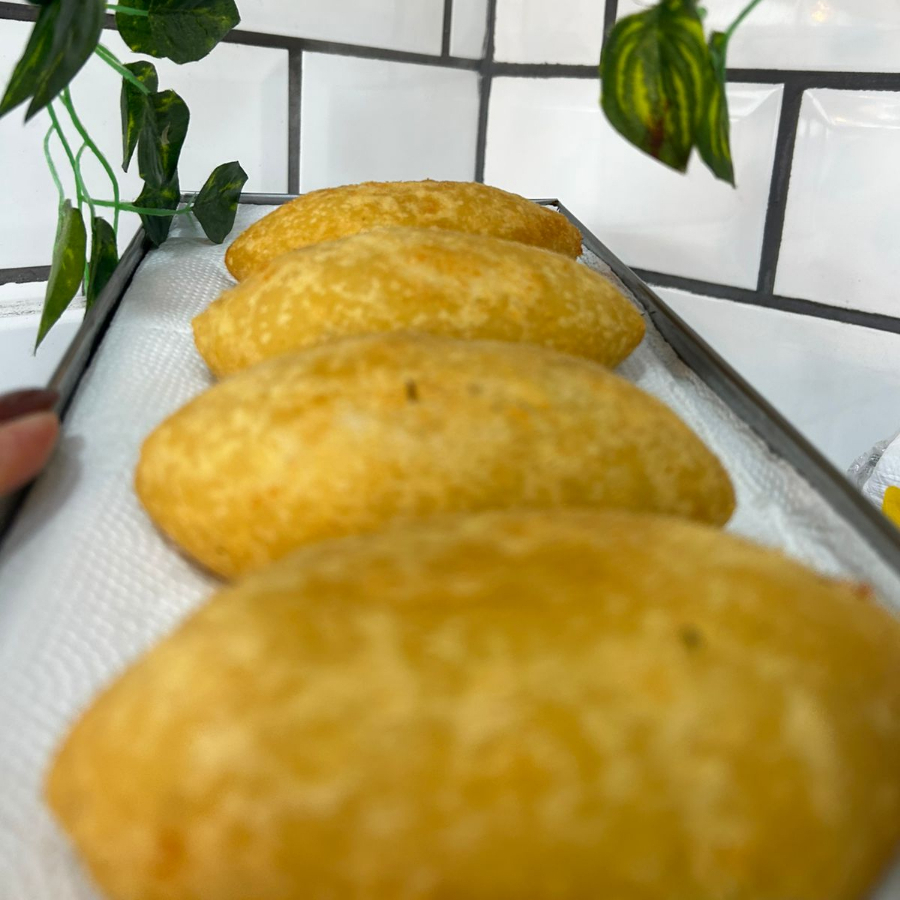 Salgado crocante e recheado com a combinação perfeita de queijo derretido e presunto suculento.