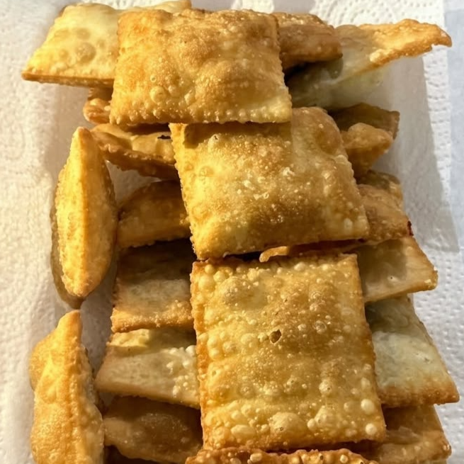Crocantes por fora e deliciosos por dentro! Uma porção com 15 mini pastéis, perfeitos para matar a fome ou compartilhar. Preparados com carinho e servidos fresquinhos