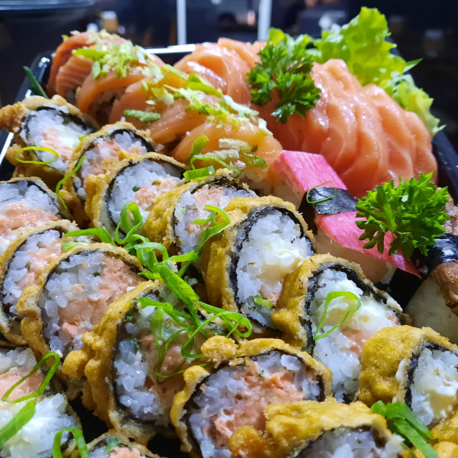 25 peças: 5 hot filadelfia, 5 filadelfia roll, 5 ebi hot, 5 ebimaki, 5 sashimi salmão