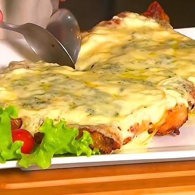 Delicioso galeto desossado assado na brasa, coberto por queijo gorgonzola, Catupiry muçarela e provolone, farofa crocante e vinagrete fresquinho.