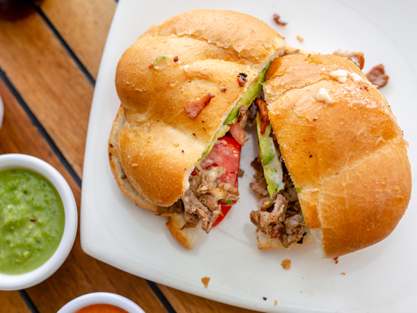 Torta de Arrachera con Queso