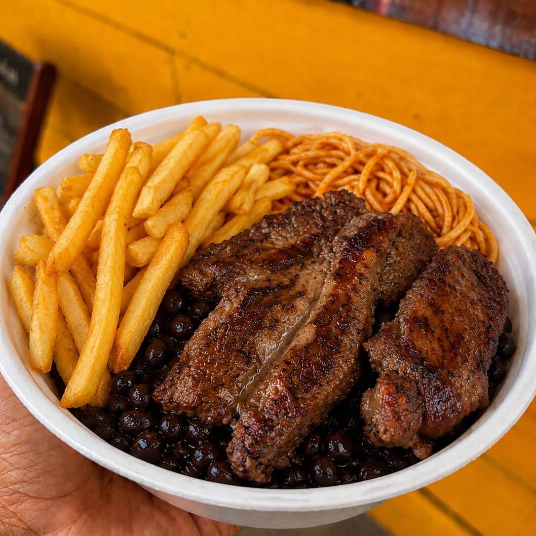 Maminha preparada no ponto certo, macia e suculenta, com tempero que realça o sabor da carne. Acompanha arroz branco soltinho, macarrão, feijão, batatas fritas crocantes, farofa e vinagrete, em uma refeição completa com o verdadeiro gostinho de comida caseira.