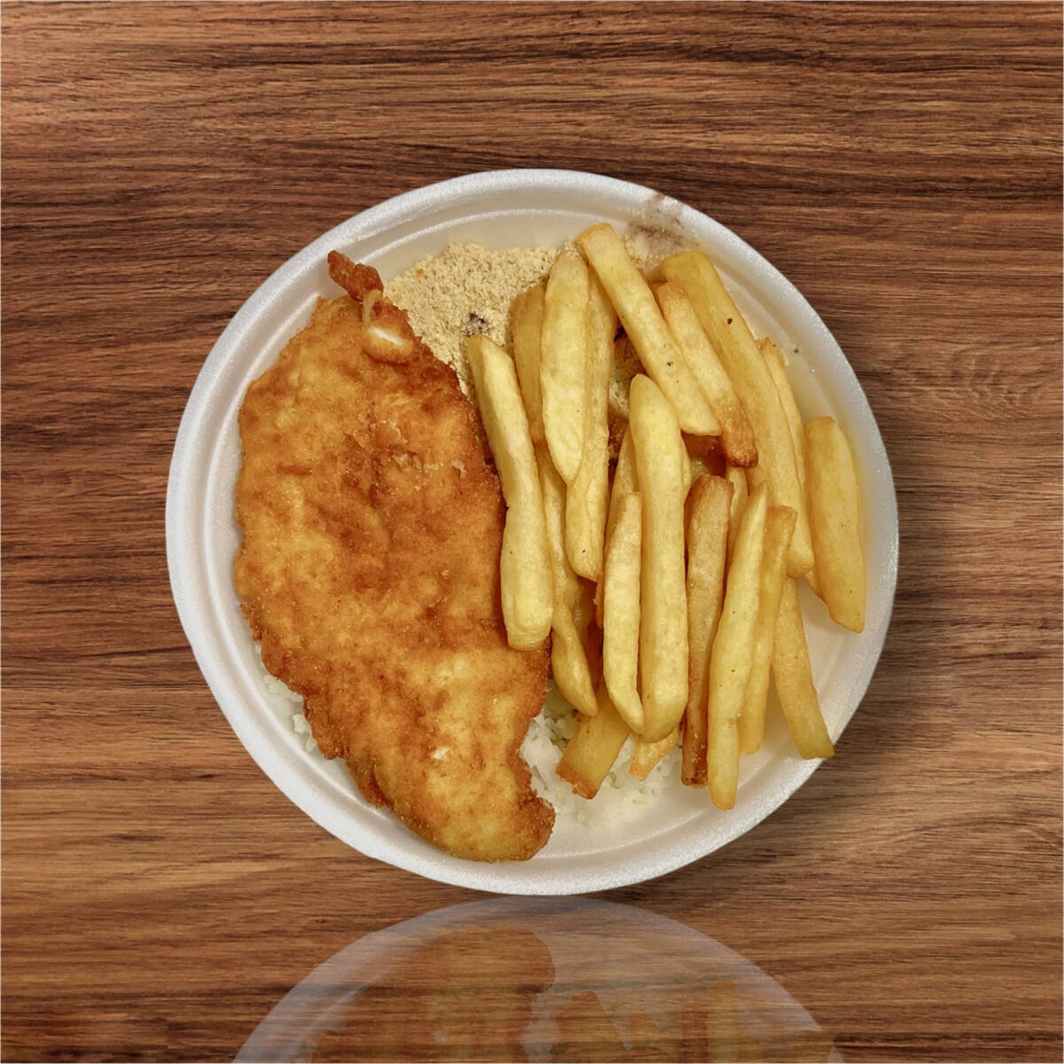 Marmita acompanha arroz branco, feijão preto, farofa e fritas.