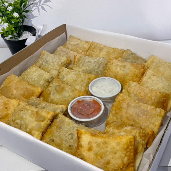 caixa com 21 mini pasteis bem recheados podendo escolher 2 sabores.