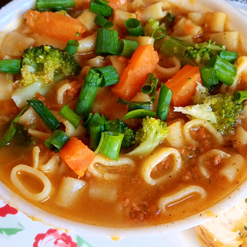 #Sopa em #marmita de 500ml, com ingredientes frescos (brócolis, cenoura, batata chuchu e feito com carne moída macia de alta qualidade e macarrão selecionado de ótima qualidade para sua sopa, com molho cremoso irresistível uma explosão de gostosura, chegando quentinho na sua mesa para substituir qualquer refeição no seu jantar. Acompanhada com torrada da casa.