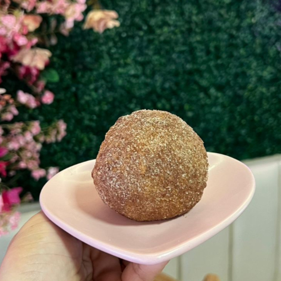 Massa macia recheada com carne moída temperada, passas e pimenta calabresa, polvilhado com açúcar e canela. Levemente apimentado!