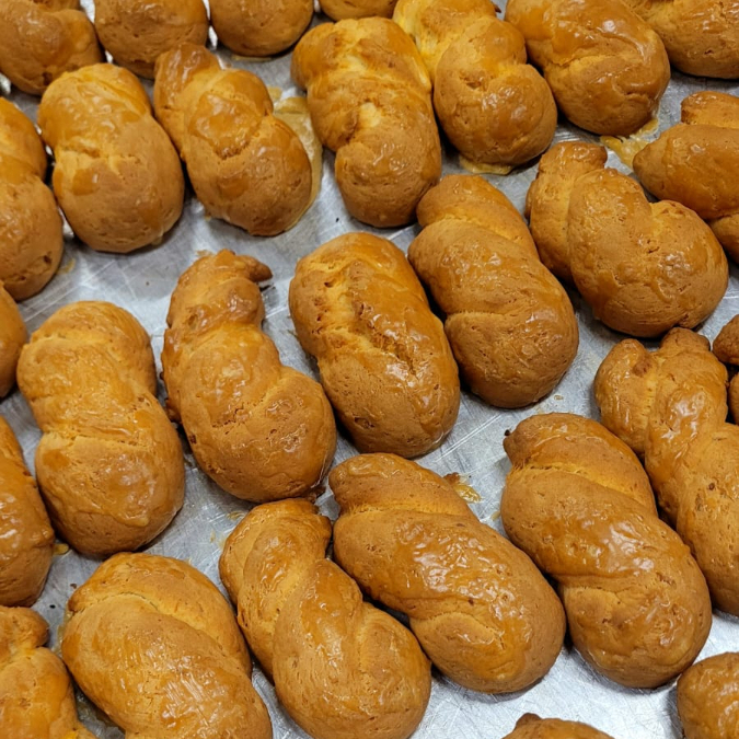 Rosquinha simples, macia e cheirosa, feita com o jeitinho tradicional. Aproximadamente 300g.