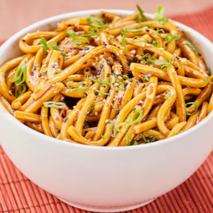 Massa envolvida em um molho oriental especial, combinando o equilíbrio perfeito entre o salgado e o agridoce, com um toque de especiarias asiáticas.