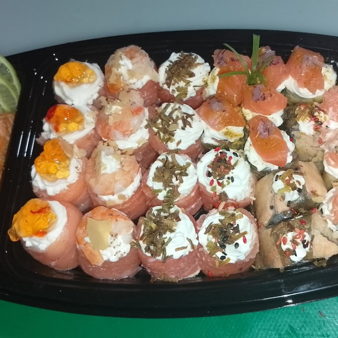 8 maki de kani, 8 maki de salmão, 4 uramaki filadélfia, 8 nigiri skin, 8 hot doritos, 5 nigiri de salmão, 5 nigiri de peixe branco, 4 higuomaki.