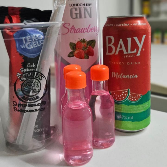 Copão de gin completo: vem com 150 ml da bebida, 1 energético Baly 473 ml, gelo saborizado, canudo e copo. A bebida vai em uma garrafinha, para você mesmo montar o seu drink na hora.