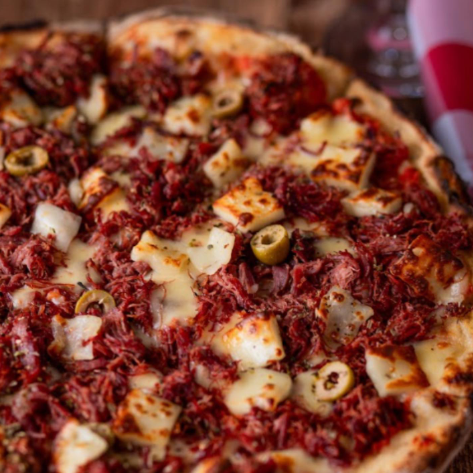Mussarela, charque desfiada, queijo coalho em cubos, anéis de cebola, orégano e azeitona.