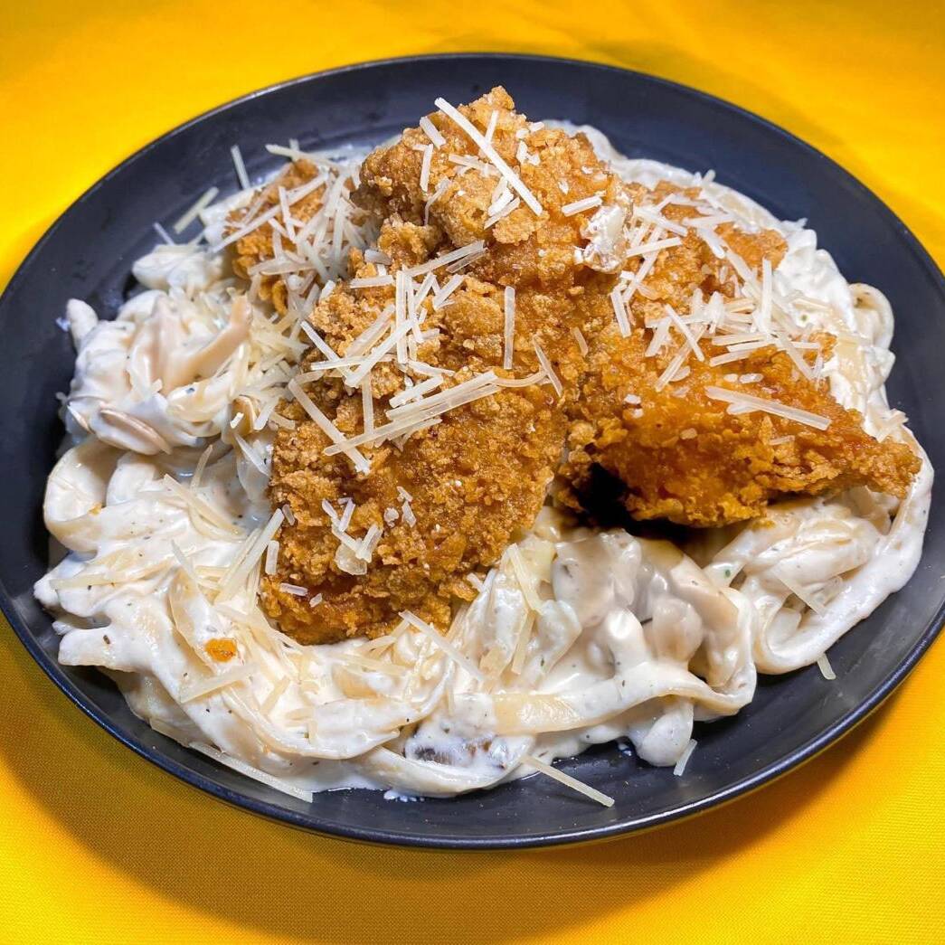 Pasta Alfredo con Tiras de Pollo.