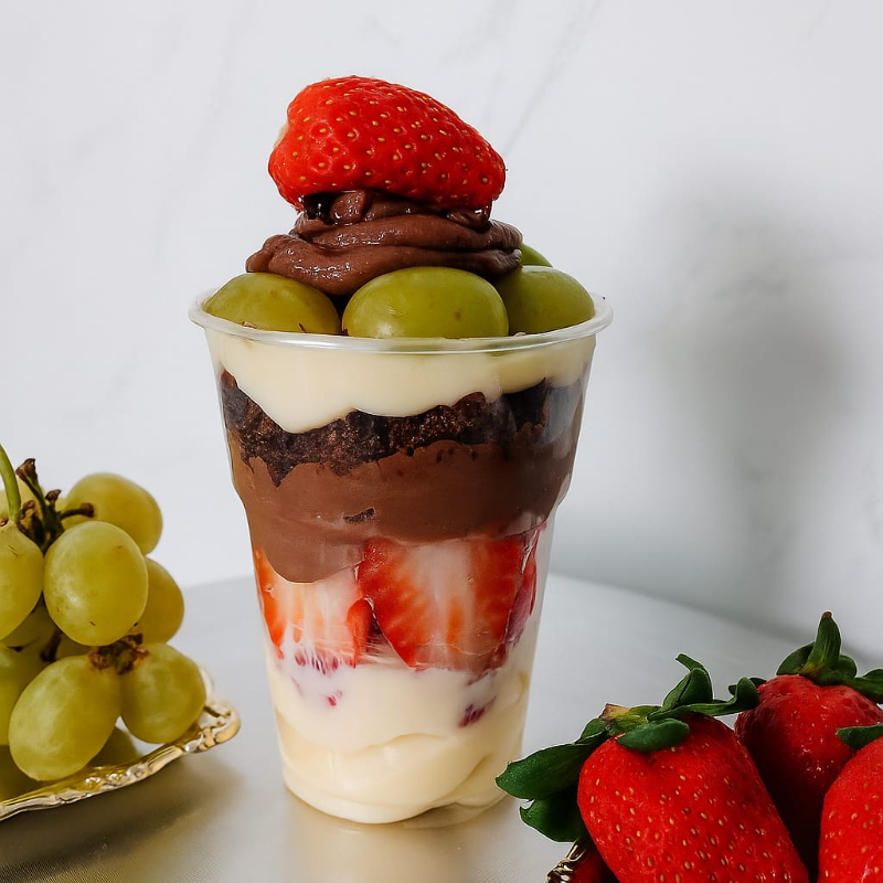 Copo de 200ml pesando 270g.  Creme de Ninho, Morango frescos e suculentos,creme de chocolate com nosso Delicioso Brownier com casquinha crocante e macio por dentro e uvas e um toque de Nutella.... uma irresistível combinação