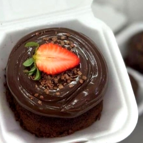 Irresistivel Mini Vulcão Chocolatudo! Bolo De Chocolate Fofinho E Umido, Coberto E Recheado Com Brigadeiro Gourmet Cremoso ,Finalizado Com Um Toque De Granulado De Chocolate E O Frescor Do Morango Uma Explosão De Sabor Em Cada Mordida Esse Doce Promete Conquistar O Coração Dos Amantes De Chocolate,Perfeito Para Qualquer Ocasião 💥💥💥😱😱😱😱🥰🥰