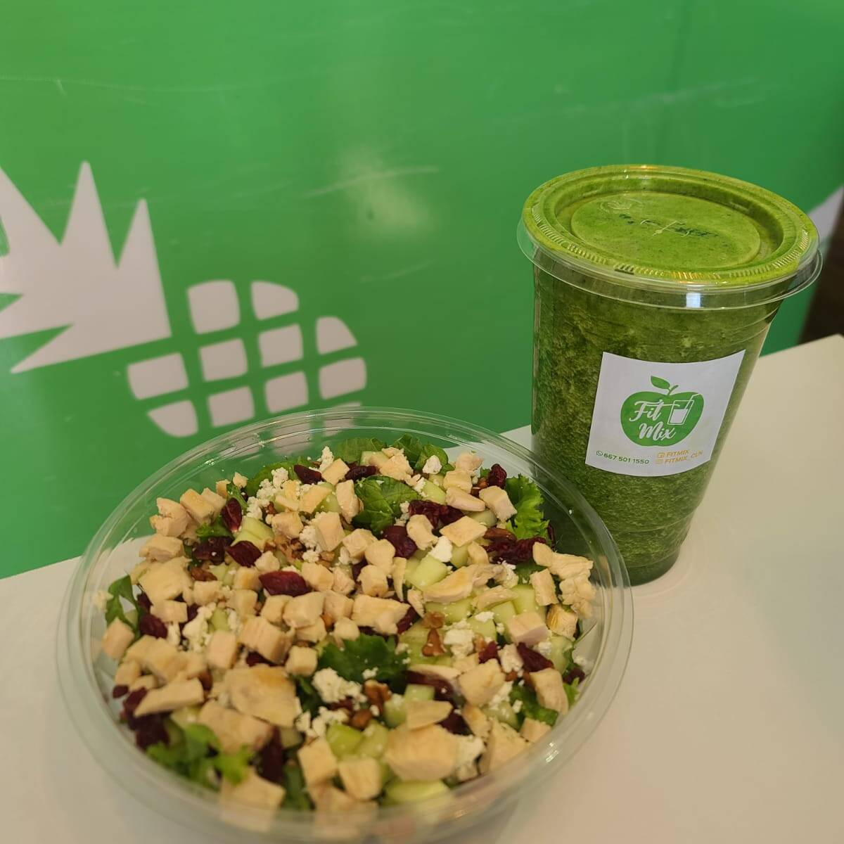 Combo 1/2 Ensalada de Frutos Rojos + Jugo Tropical