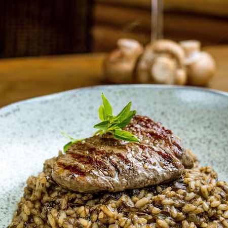 Arroz arbóreo,funghi seco,champignons frescos e escalopinho de filé mignon (120g)