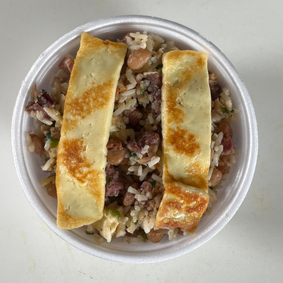 Tradicional Baião de Dois acompanhado de queijo coalho grelhado, trazendo um toque especial ao prato.