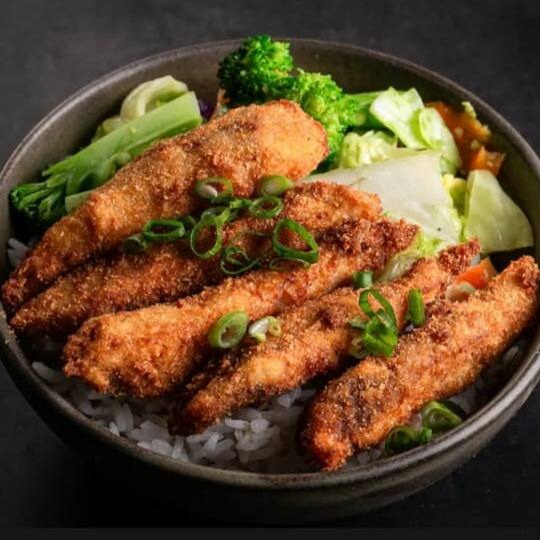 Filezinho de frango empanado em tiras com arroz branco japonês ,saboroso legumes cenoura repolho, brócolis cebolinha finalizado no azeite. (700ml aprox.)