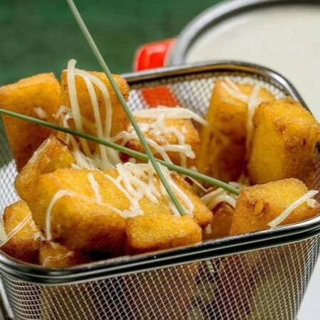 Polenta frita com delicioso creme de queijo gorgonzola.