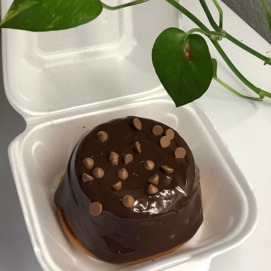 Mini Bolo de Cenoura com Brigadeiro
Massa de cenoura fofinha e saborosa, preparada de forma equilibrada para realçar seu sabor característico. Coberto com brigadeiro gourmet 50% cacau, de textura cremosa e sabor intenso na medida certa, criando uma combinação clássica e irresistível. Uma sobremesa tradicional, perfeita para quem aprecia simplicidade com muito sabor.
